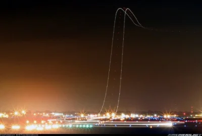 d.....B - @koci-lapci: hah, wygląda jak podchodzący do lądowania samolot w takim połą...
