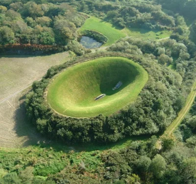 archive - U nas się buduje kopce, a u nich antykopce

(Man-Made Crater as an Expressi...