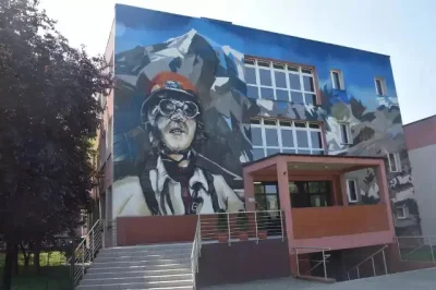 dwiestronyhistorii - Mural przedstawiający Jerzego Kukuczkę na budynku gimnazjum nr 2...