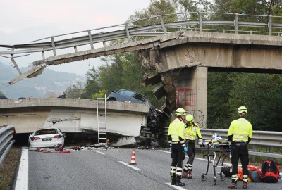 Jare_K - http://metro.co.uk/2016/10/29/one-dead-five-injured-after-bridge-collapses-o...