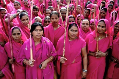 M.....d - "Gulabi gang" to kobiecy gang w Indiach, który wyszukuje i bije szczotkami ...