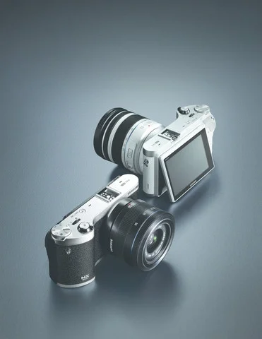 youpc - #samsung przedstawia #aparat #nx300 i #obiektyw #nx 45 mm F1.8 2D/3D,http://w...