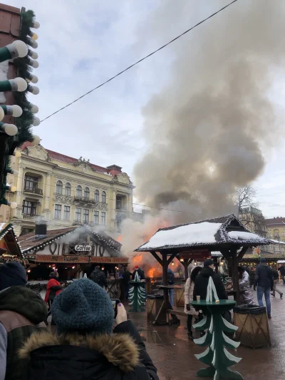 JohnnyAK11 - #lwow Wybuch butli z gazem na świątecznym targu, z 2-3 budy się spaliły....