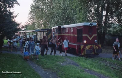 KapralWiaderny - Sierpień 2001. Pasażerowie opuszczają pociąg wąskotorowy na stacji S...