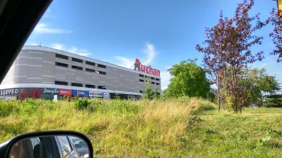 CzapkaG - jakiś gość wyszedł na dach galerii Bronowice. Jest policja i straż pożarna....