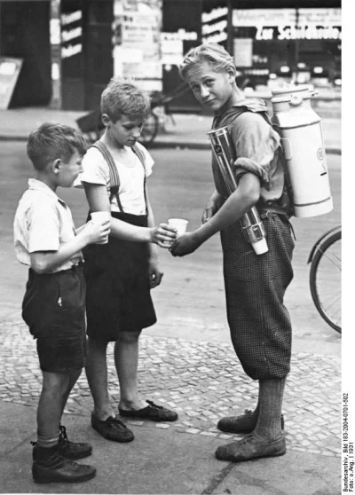 stahs - Berlin 1931r - Podróżnik w czasie przyłapany na sprzedaży lemoniady w jednora...