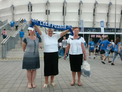 felixd - Babcia Ela idzie na mecz.
#lechpoznan #pilka #babcia #poznan #lech