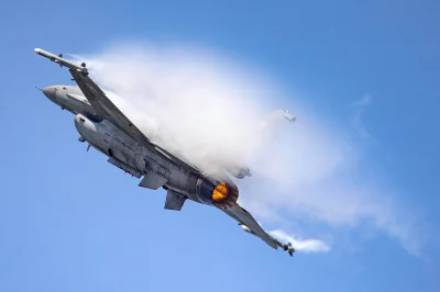 L.....m - F-16 Tiger Demo Team Poland robiło dziś oblot nad Gdynią. 
Jutro punkt 13 ...