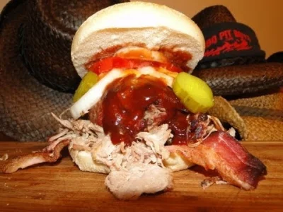 Pshemeck - Typowy amerykański BBQ.

3 rodzaje mięsa w jednym burgerze to dla mnie za ...