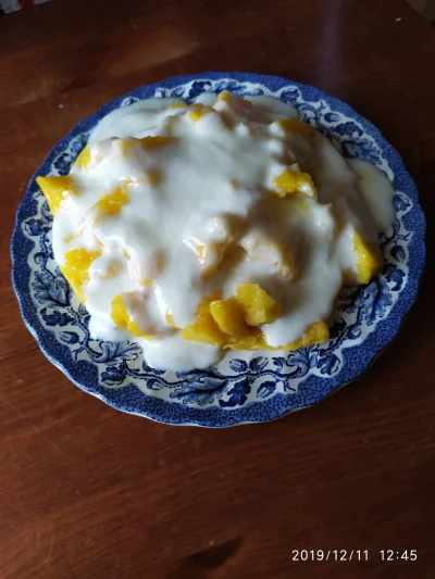 Rruuddaa - Omlet na słodko z mango, polany jogurtem naturalnym i posypany cukrem wani...