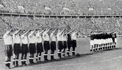 Pshemeck - Synowie Albionu salutują przed meczem z Niemcami. Berlin 1938 rok.100 tysi...