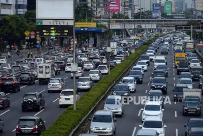 w.....a - @Protector: Przez całą Dżakartę ciągnie się szeroka autostrada która przejm...