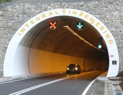 Kacc - @marqsk: Może obsługa tunelu wyświetliła znak zakazu na lewym pasie a on zobac...