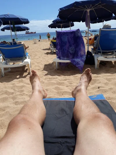 Lucius - Leżę sobie na plaży w #SantaCruz na #teneryfa i powiem wam że całkiem tu sym...