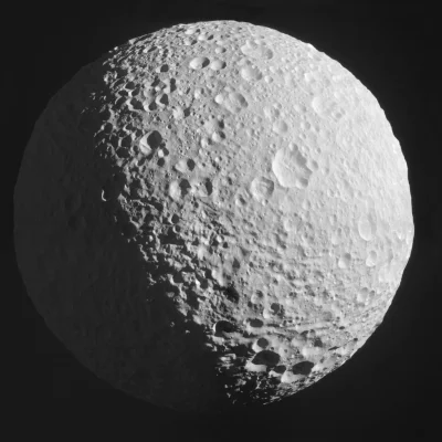 Elthiryel - Mozaika 4 zdjęć Mimasa, księżyca Saturna. Zdjęcia zostały zrobione 14 sty...