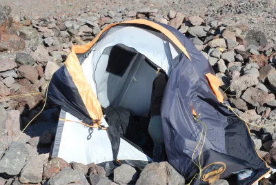 wojo - @miszAszim: mój namiot wyzionął ducha po nocnej wichurze po zdobyciu szczytu.