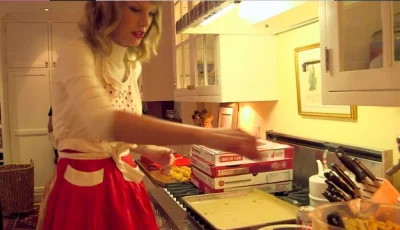 wojto00 - Taylor Swift przygotowuje tradycyjnego wielkanocnego mazurka w swoim rodzin...