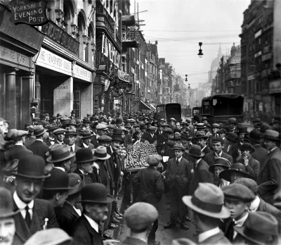 HorribileDictu - Tłum przed budynkiem jednej z redakcji gazety na Fleet Street, Londy...