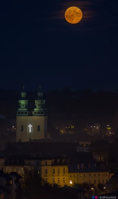 giebeka - Myśliwski Księżyc nad kościołem św. Wawrzyńca w Głuchołazach. Zdjęcie zrobi...