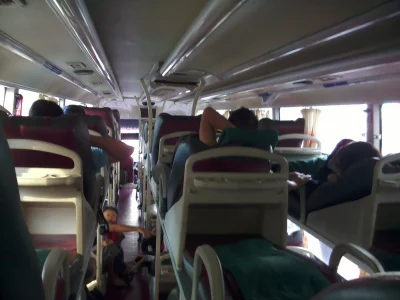 dlycs - Podobny klimat, choć to autobus. Sleeper bus we Wietnamie. Przejechaliśmy tak...