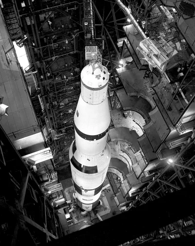 d.....4 - Widok na Apollo/Saturn 501 w Vehicle Assembly Building. 

#kosmos #rakiety ...