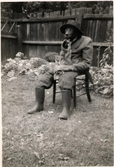 Pshemeck - Pies przebrany za człowieka z kotem na kolanach... 1950 rok.

#smiesznypie...