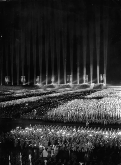 myrmekochoria - Katedra światła podczas dziewiątego kongresu partii, Niemcy 1937.

...