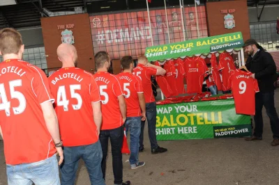 ryzu - Paddy Power znów w akcji. Kibice przed Anfield mogą nabyć koszulkę jednej z le...