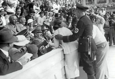 myrmekochoria - Amerykańska kobieta całuje Adolfa Hitlera podczas Olimpiady w 1936 ro...