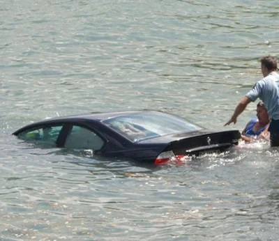 Kotke - > This woman was trapped inside her #BMW when it started sinking in the Waite...