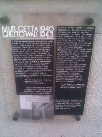 maluch_6 - #mojawarszawa #korczak fragment muru getta warszawskiego..niemal srodek mi...