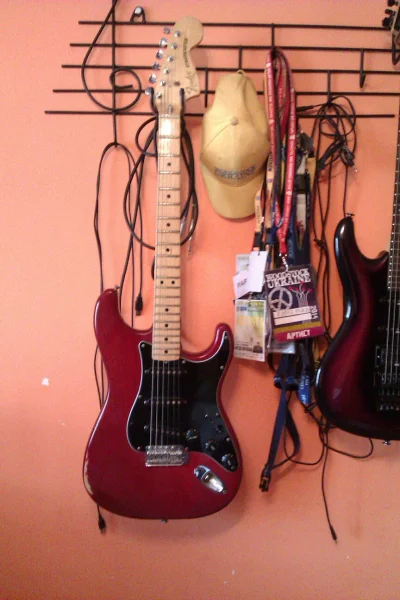 m200a - @j3d1: 
Strat mówisz #guitarporn 
Fender strat '77 produkcji hamerkykanskie...