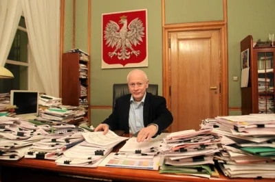Vibov - pan Boni (ten co w maskę dostał) w swoim gabinecie w Ministerstwie Administra...