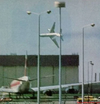 r.....0 - 25.05.1979: Spadający Douglas DC-10 lotu nr 191 na sekundy przed rozbiciem ...