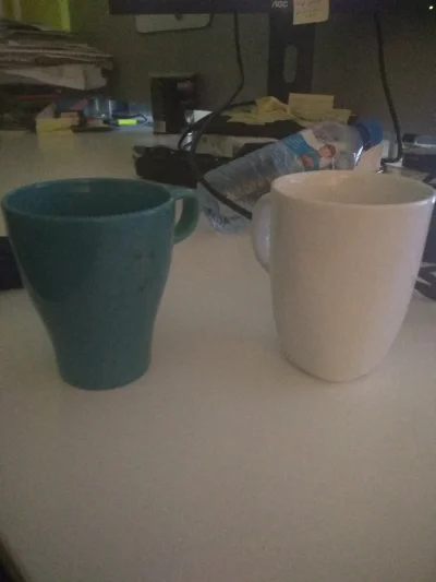 V3ntu - Ludzie w it zawsze mają 2 kubki. Jeden na kawę, drugi na wodę. W rzeczywistoś...
