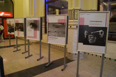 BartlomiejS - Wystawa składa się z 20 plansz, na których zaprezentowano 19 kadrów z f...