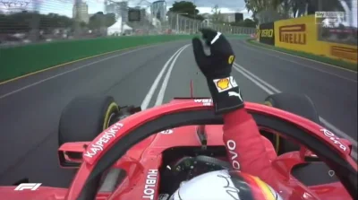 kontra - Sebastian Vettel prowadzi bolid jedną renkom w hołdzie dla Roberta Kubicy. S...