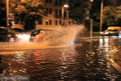 Iudex - @soaringsing: Jak płyniesz sobie wieczorem amfibią przez Wrocław, to może się...