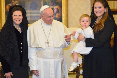 Lysyislepy - @plumkajacy_kalafior: To normalne przy papieżu, nawet szwedzka rodzina k...