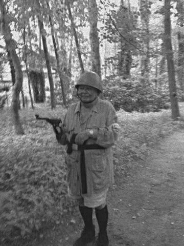 C.....o - Żołnierz NSZ płk Jerzy Urbaniłło, ps. "Uszaty", podczas przeczesywania lasu...