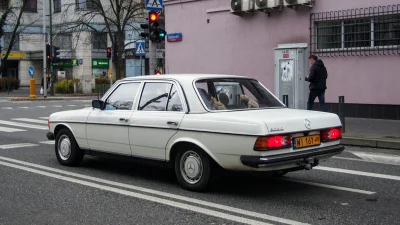 superduck - Mała poprawka dzięki @LDevil: 

Mercedes 300D W123 (1976–1986)
3,0l R5 80...