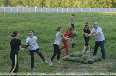 szurszur - Łukaszenka przerzuca arbuzy z młodymi dzierlatkami.

wideo klik


#bi...