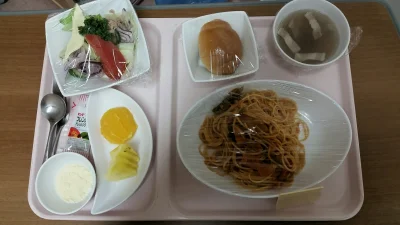 ama-japan - Kolejny obiad, tym razem spaghetti, jeszcze ciepła bułeczka, zupa cebulow...