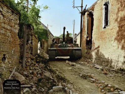 wojna - Na zdjęciu jeden z trzech dowódców, 102 batalionu Panzer VI SS, przemieszcza ...