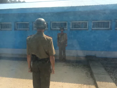 bagpiper - Tutaj jestem po stronie Korei Północnej ( ta leżąca na ziemie betonowa bel...