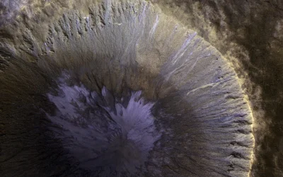 Nedved - Gullied Crater. Fioletowe "zmarszczki" widoczne na fotografii to żleby wypeł...