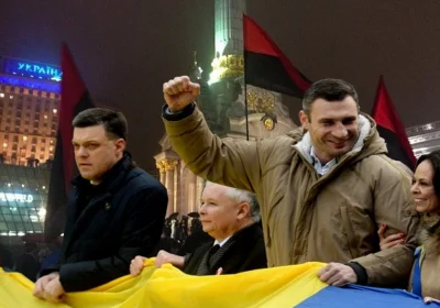 Majami40 - Jarosław Kaczynski na ukrainie w 2013. Idzie na czele pochodu a tam bander...