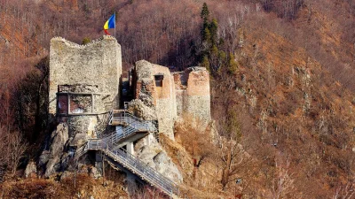 w-mroku-historii - POENARI - ZAMEK DRACULI

Zamek Poenari (Cetatea Poenari), zwany ...