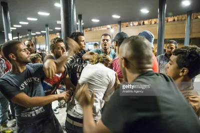 LaPetit - 1.09.2015, Dworzec kolejowy, Budapeszt, Węgry.
Migranci próbują wymusić de...