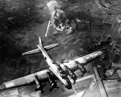 N.....h - Amerykański bombowiec po bombardowaniu fabryki Focke-Wulf w Malborku.
#zdj...